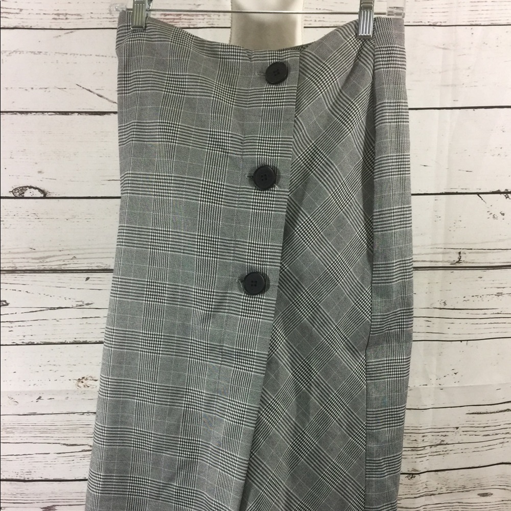 Elodie Women skirt size M NWT